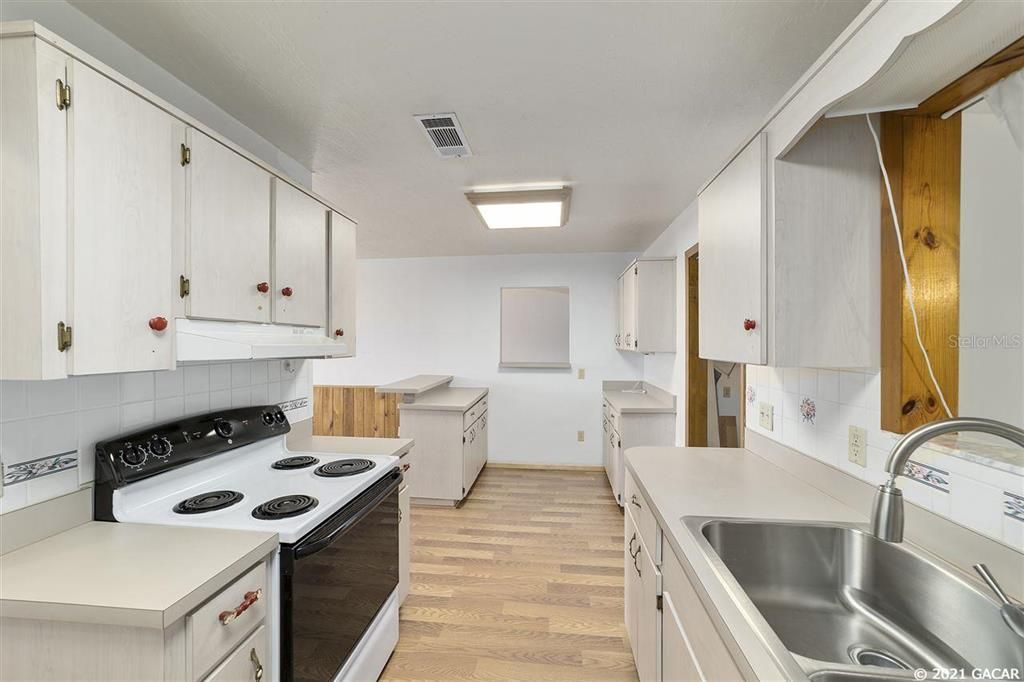 Recently Sold: $220,000 (3 beds, 2 baths, 1848 Square Feet)