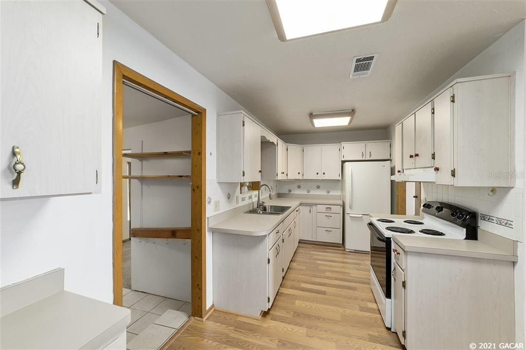 Recently Sold: $220,000 (3 beds, 2 baths, 1848 Square Feet)