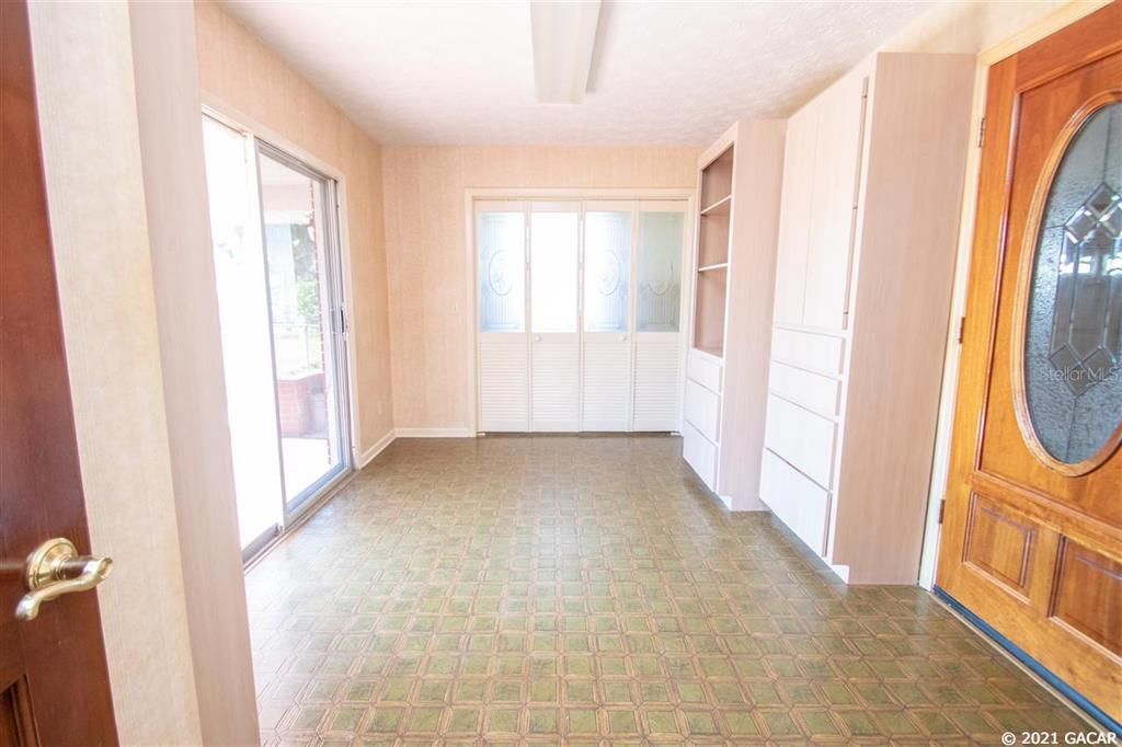 Recently Sold: $199,000 (3 beds, 2 baths, 2077 Square Feet)