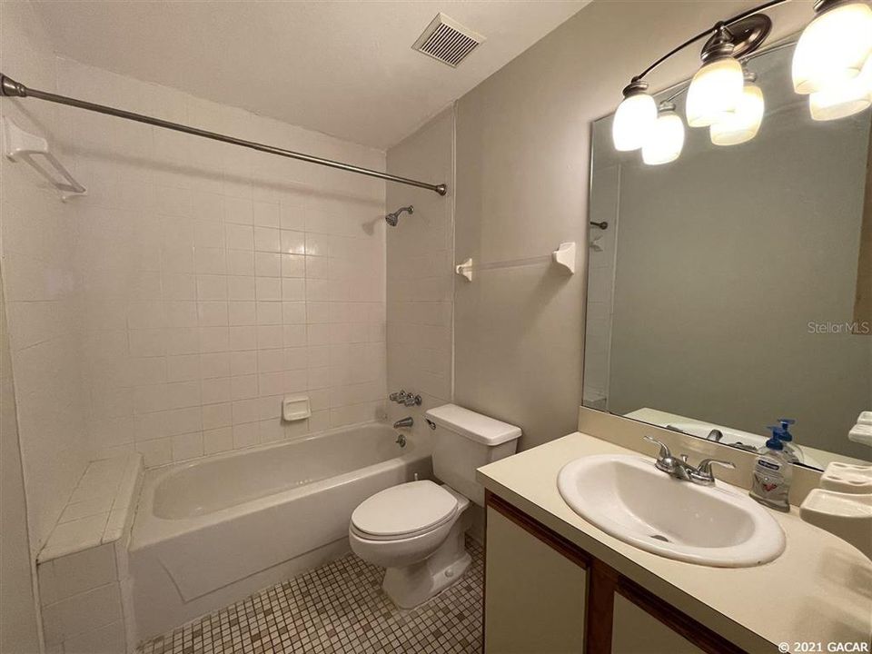 最近售出: $95,000 (2 贝兹, 2 浴室, 968 平方英尺)