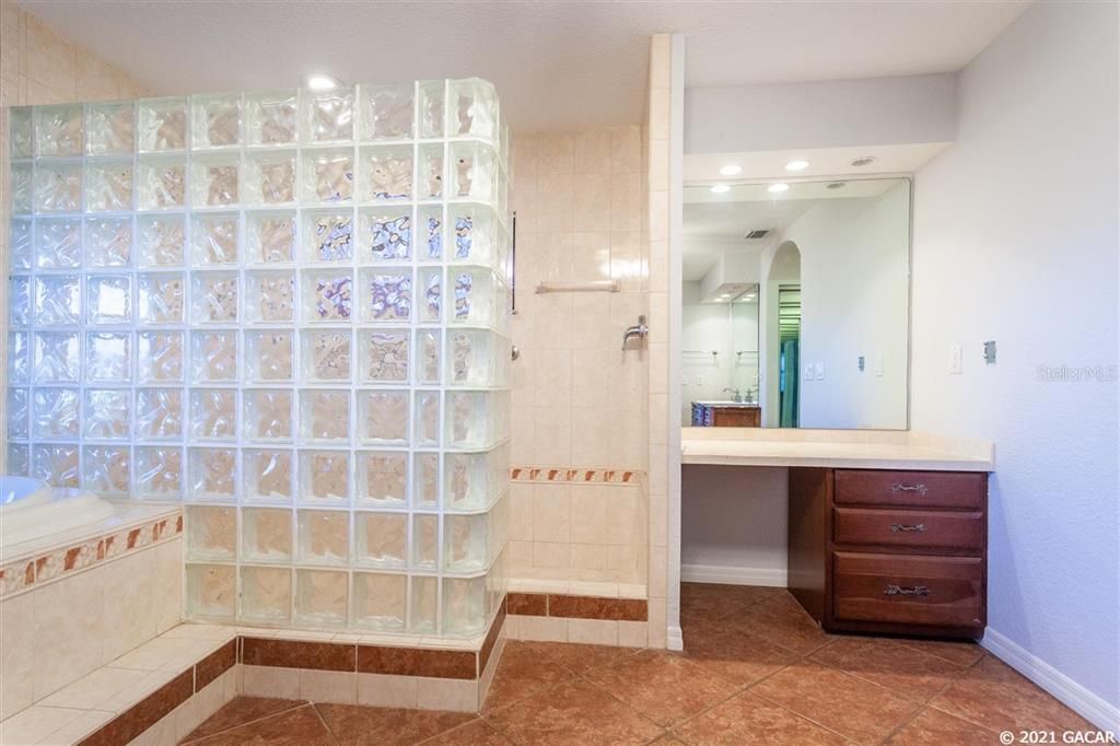 最近售出: $469,900 (3 贝兹, 3 浴室, 1935 平方英尺)