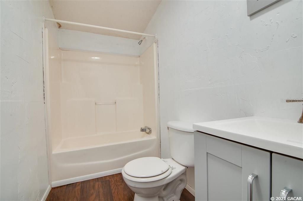 最近售出: $125,000 (5 贝兹, 3 浴室, 2052 平方英尺)