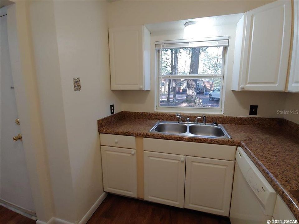 Recently Rented: $875 (2 beds, 1 baths, 786 Square Feet)