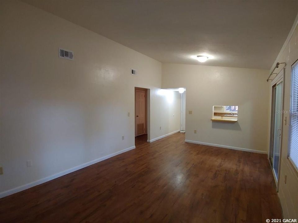 Recently Rented: $875 (2 beds, 1 baths, 786 Square Feet)