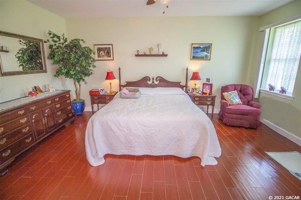 Vendido Recientemente: $599,500 (4 camas, 3 baños, 3703 Pies cuadrados)