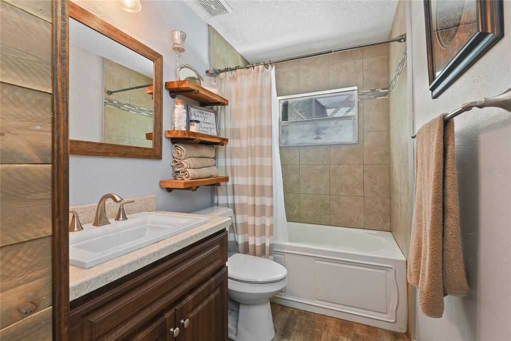 最近售出: $350,000 (3 贝兹, 2 浴室, 1288 平方英尺)