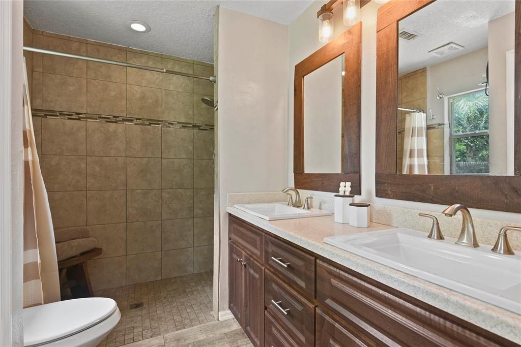 最近售出: $350,000 (3 贝兹, 2 浴室, 1288 平方英尺)