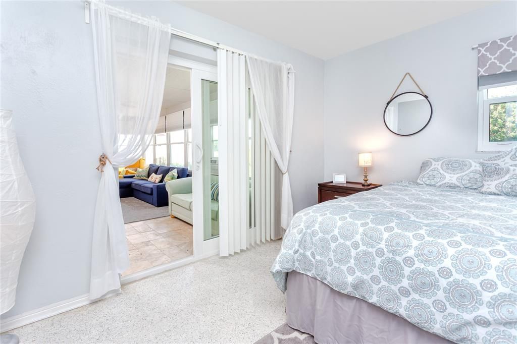 Recently Sold: $950,000 (2 beds, 2 baths, 1279 Square Feet)