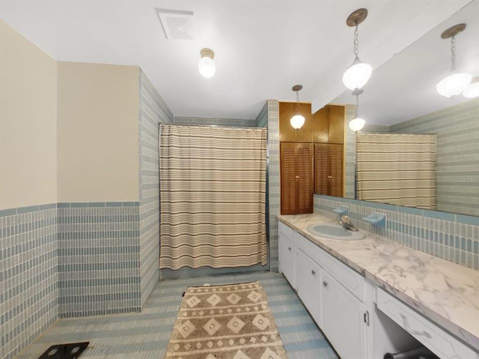 Недавно продано: $349,900 (2 спален, 2 ванн, 1683 Квадратных фут)