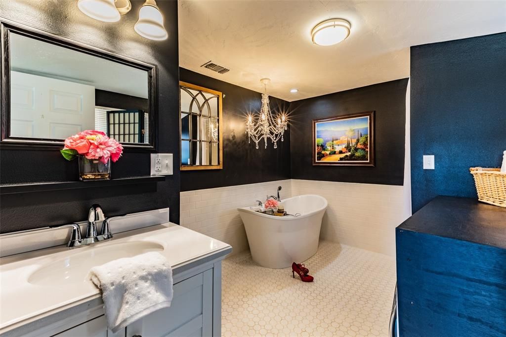 Cottage Luxurious Bathroom