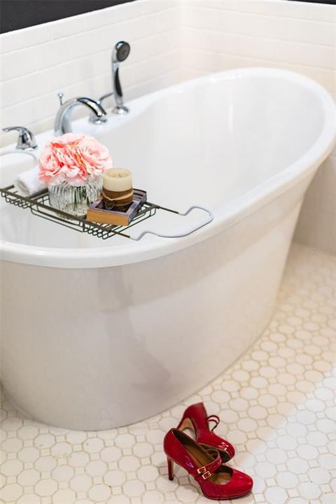 Cottage Luxurious Bathroom Soaker Tub