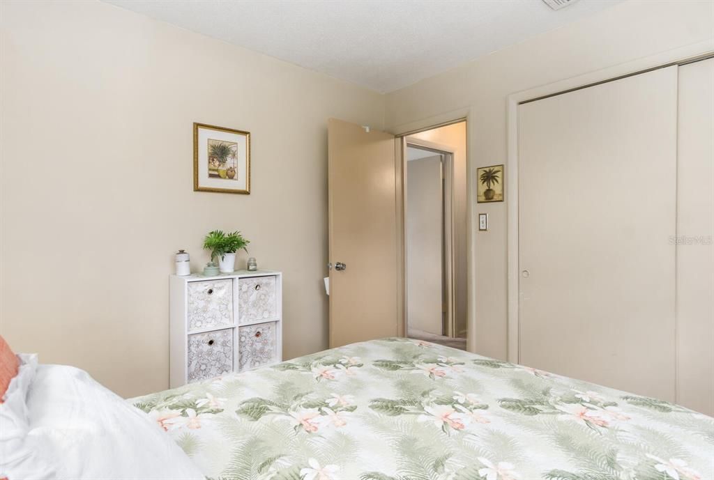 Recently Sold: $275,000 (2 beds, 1 baths, 1181 Square Feet)