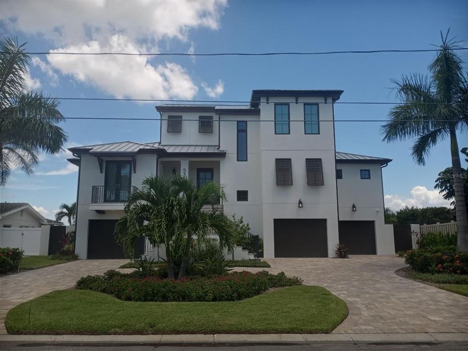 Recently Sold: $3,250,000 (4 beds, 3 baths, 3064 Square Feet)