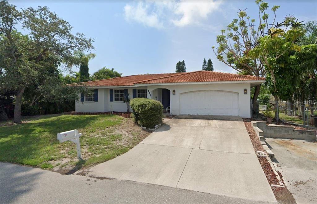 Recently Sold: $799,500 (4 beds, 2 baths, 1945 Square Feet)