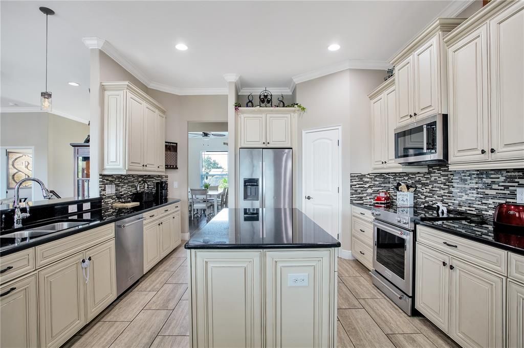 Recently Sold: $915,000 (4 beds, 3 baths, 2762 Square Feet)