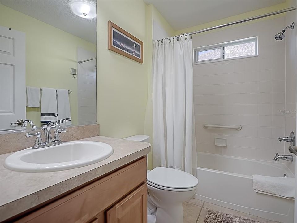 GUEST BATH WITH TUB/SHOWER COMBO