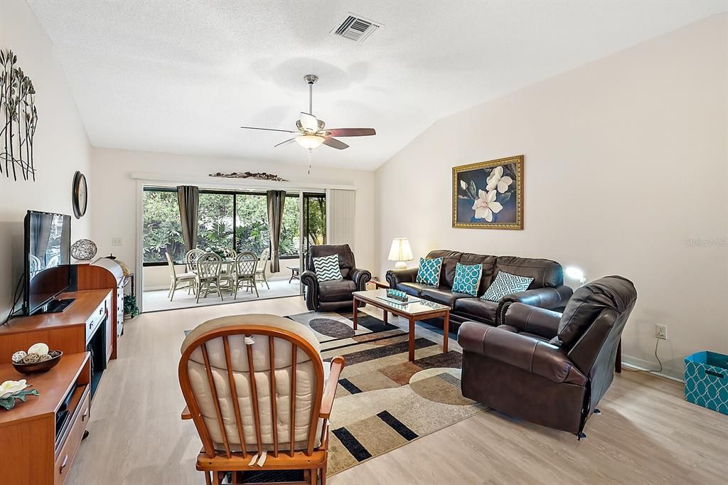 Recently Sold: $349,900 (3 beds, 2 baths, 1407 Square Feet)