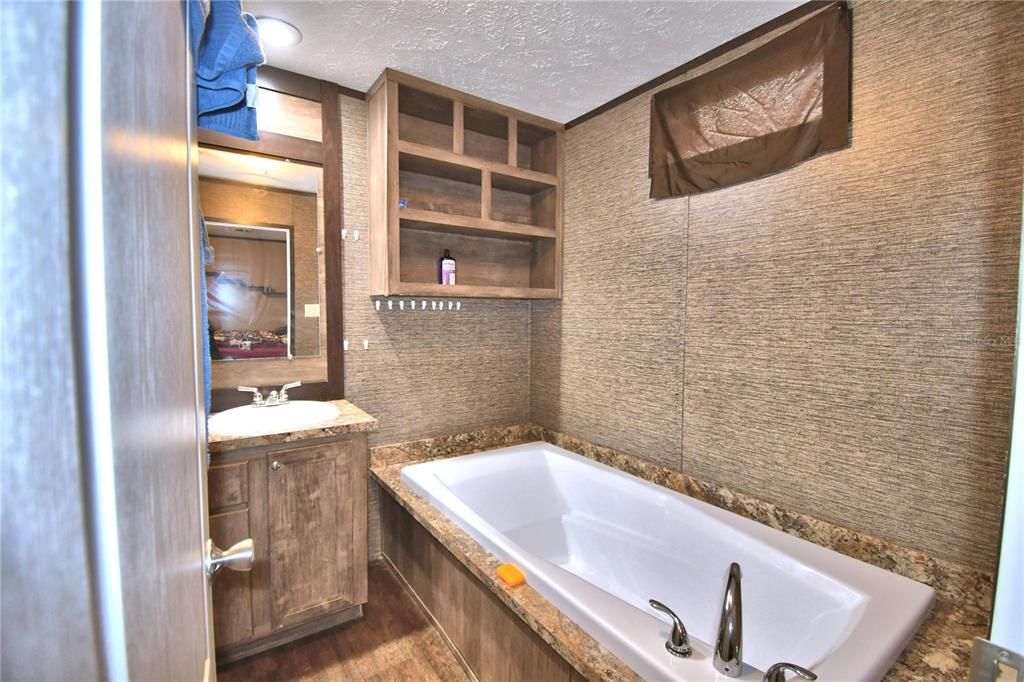 最近售出: $165,000 (3 贝兹, 2 浴室, 1140 平方英尺)