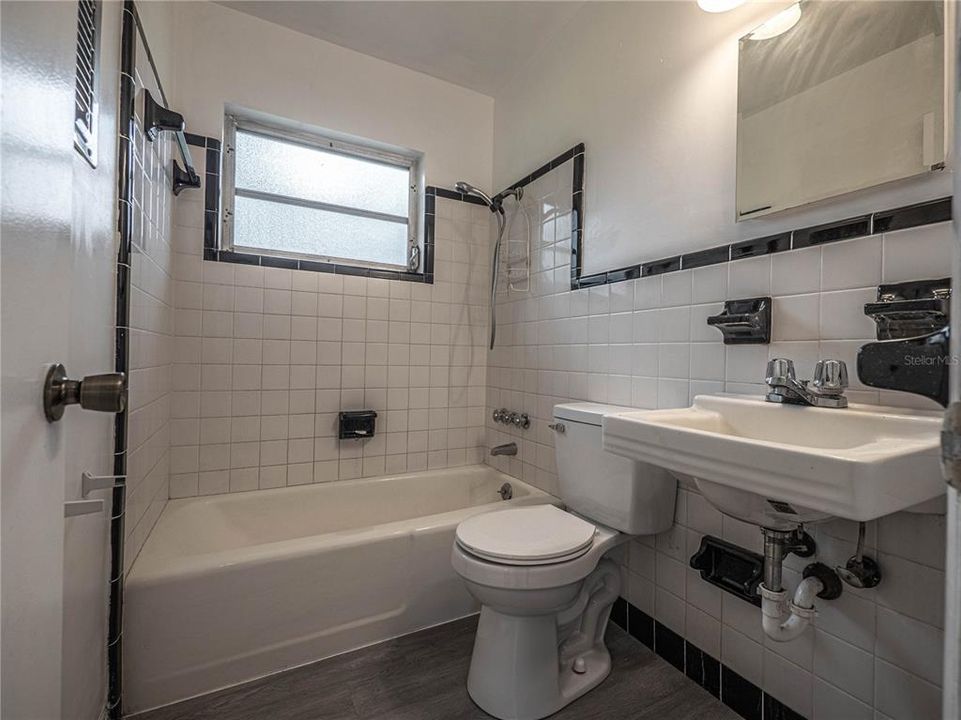 Recently Rented: $1,195 (2 beds, 1 baths, 1053 Square Feet)