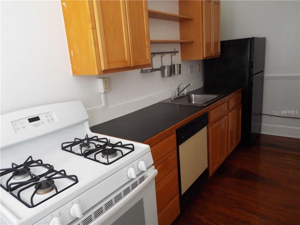 Recently Rented: $1,250 (1 beds, 1 baths, 700 Square Feet)