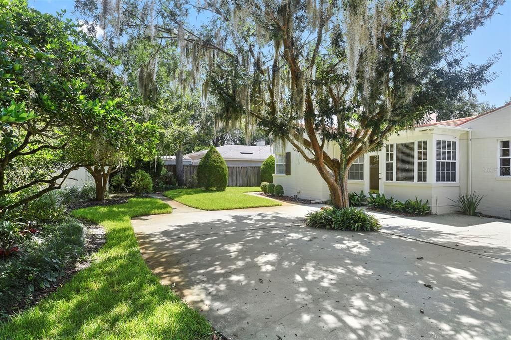Recently Sold: $650,000 (3 beds, 2 baths, 2043 Square Feet)