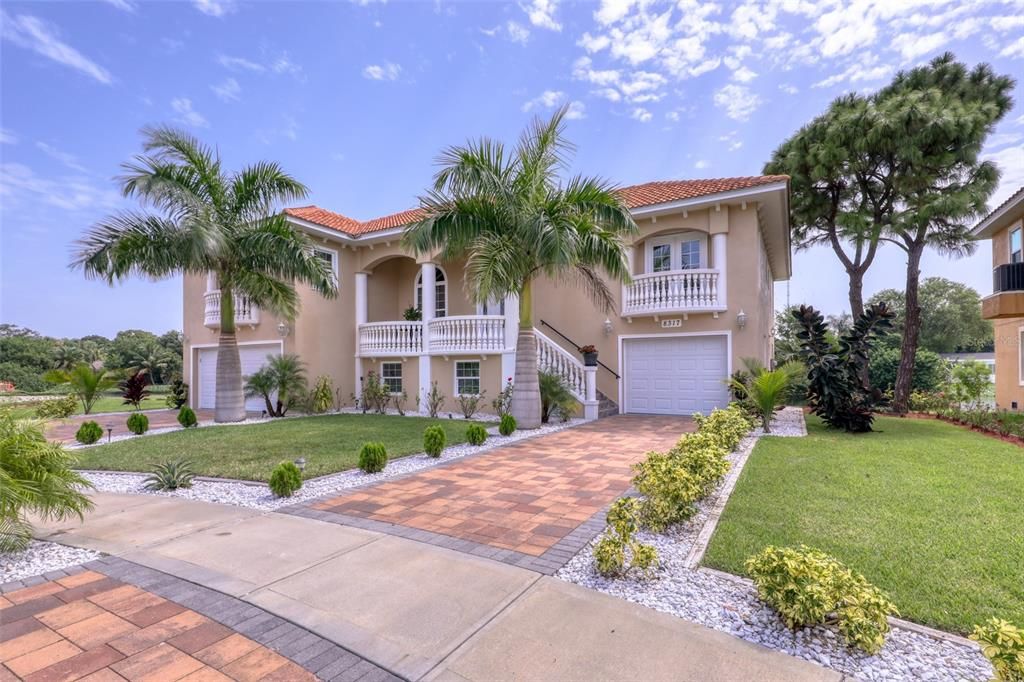 Recently Sold: $899,000 (3 beds, 3 baths, 2308 Square Feet)