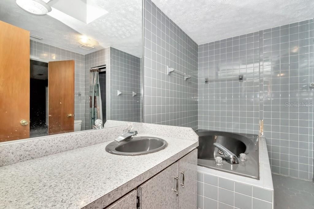 最近售出: $189,000 (3 贝兹, 2 浴室, 1932 平方英尺)