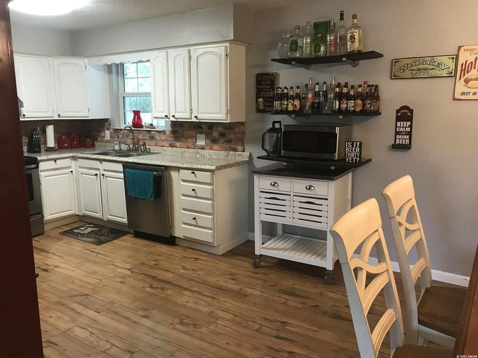 Recently Sold: $140,000 (3 beds, 1 baths, 1121 Square Feet)