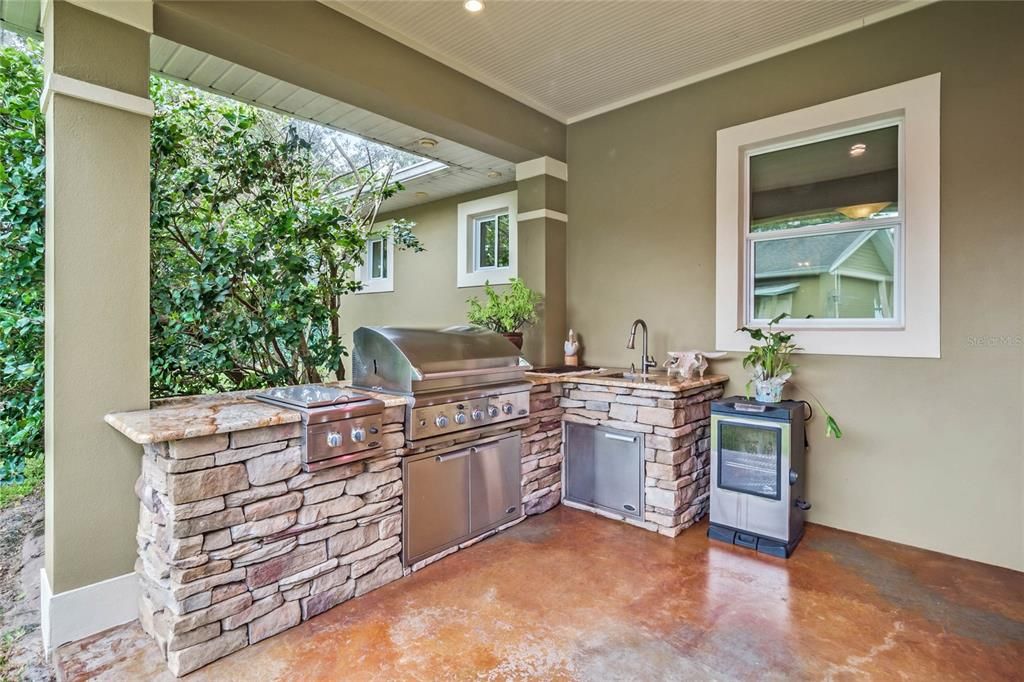 Recently Sold: $1,000,000 (3 beds, 2 baths, 2574 Square Feet)