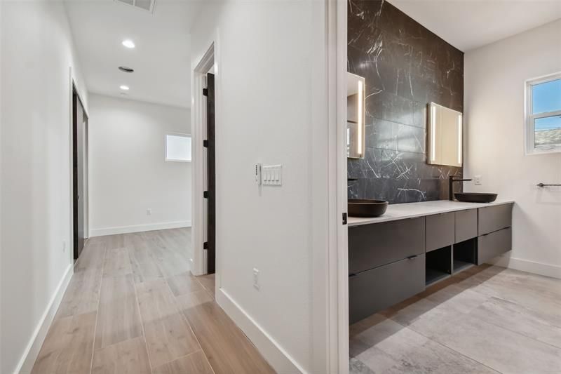 Recently Sold: $975,000 (3 beds, 3 baths, 2445 Square Feet)