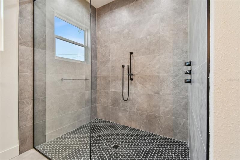 最近售出: $975,000 (3 贝兹, 3 浴室, 2445 平方英尺)