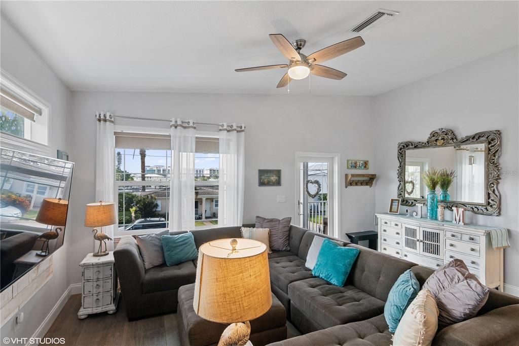 Recently Sold: $725,000 (3 beds, 2 baths, 1379 Square Feet)