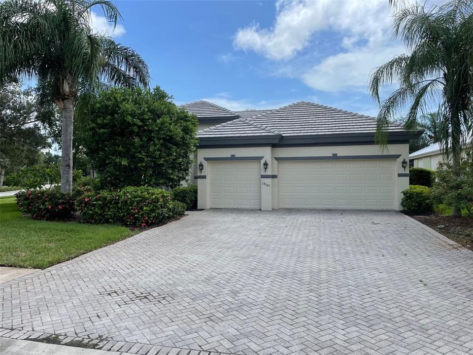 Recently Sold: $620,000 (3 beds, 3 baths, 2399 Square Feet)