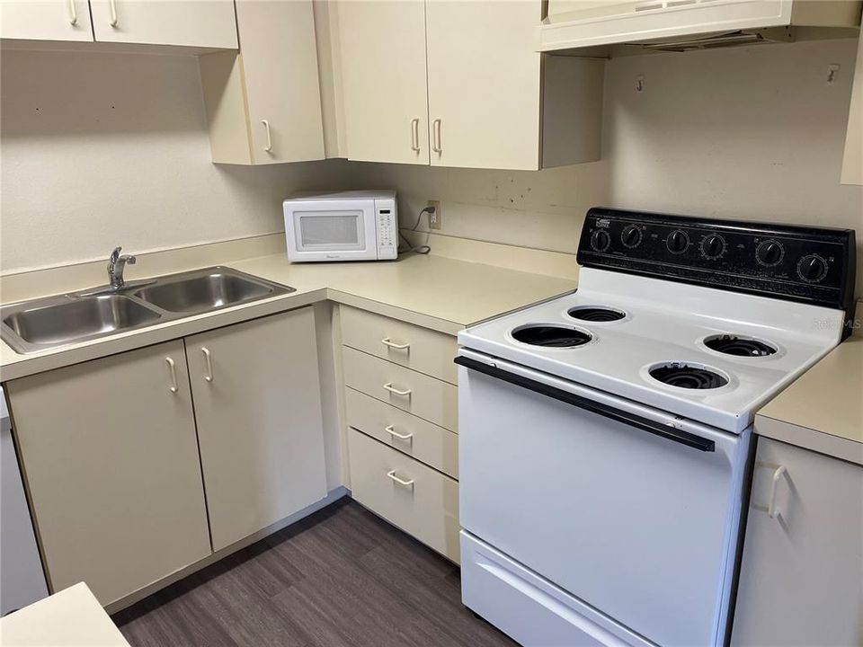 Recently Rented: $925 (1 beds, 1 baths, 712 Square Feet)