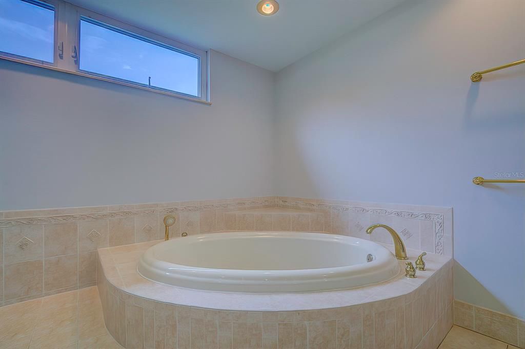最近售出: $850,000 (5 贝兹, 4 浴室, 5210 平方英尺)