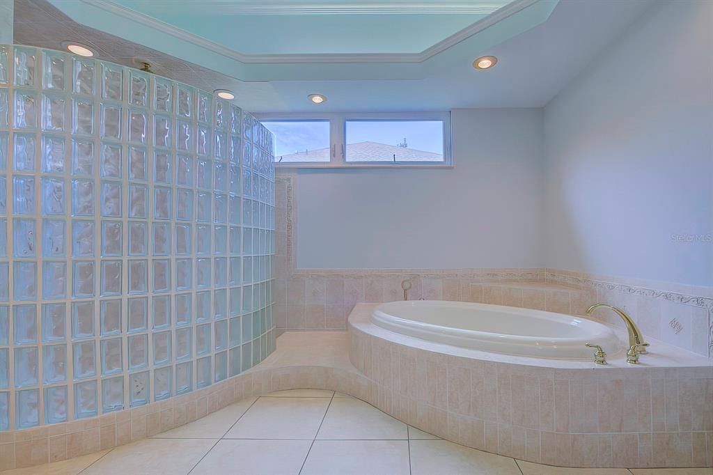 最近售出: $850,000 (5 贝兹, 4 浴室, 5210 平方英尺)