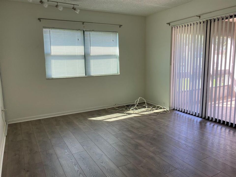 Recently Rented: $1,295 (2 beds, 1 baths, 913 Square Feet)