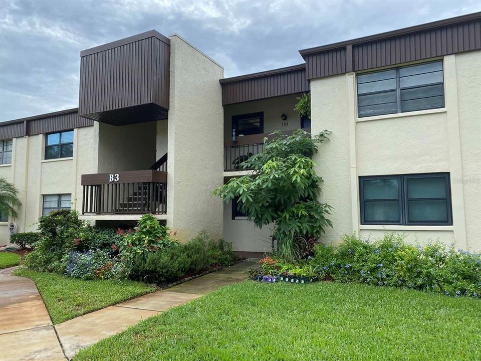 Recently Rented: $1,295 (2 beds, 1 baths, 913 Square Feet)