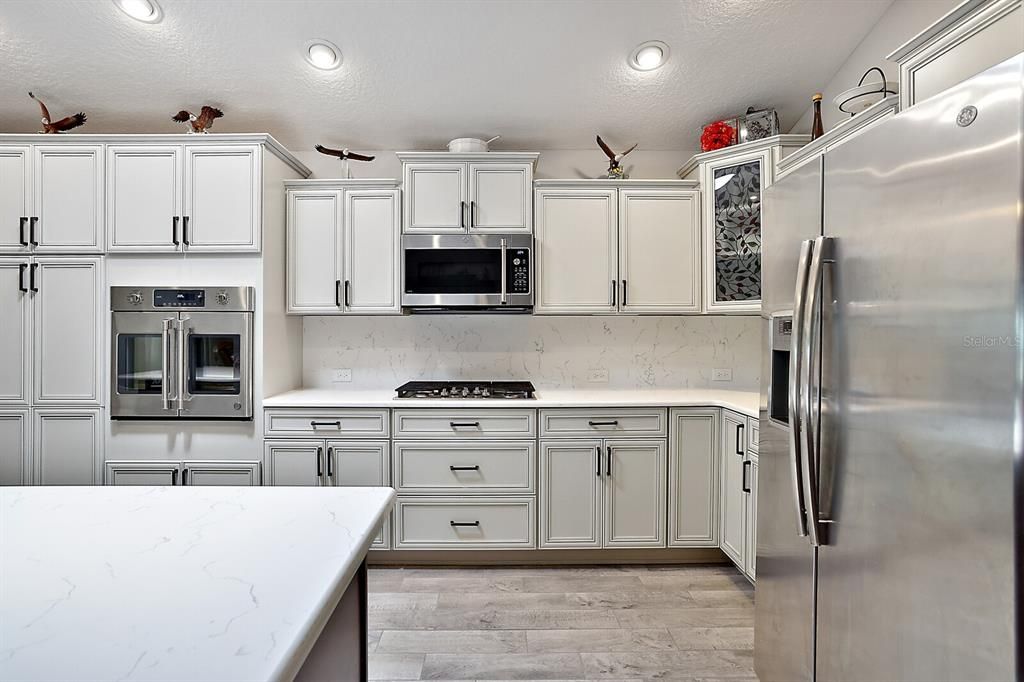 Kitchen with Gas cooktop and built-in oven