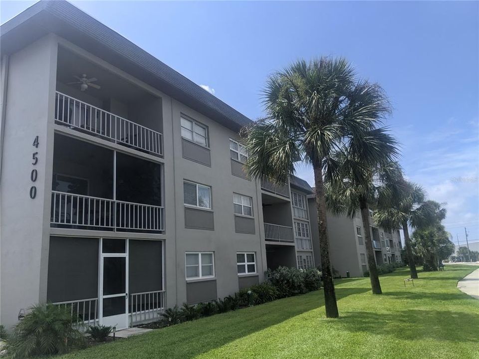 Recently Sold: $172,500 (2 beds, 2 baths, 1165 Square Feet)