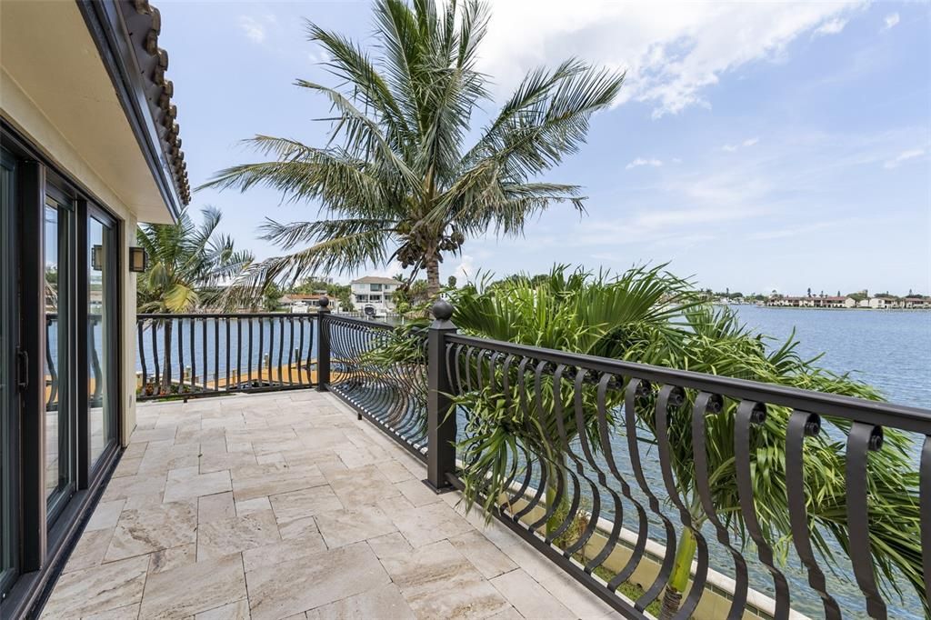 Recently Sold: $2,600,000 (5 beds, 4 baths, 4004 Square Feet)