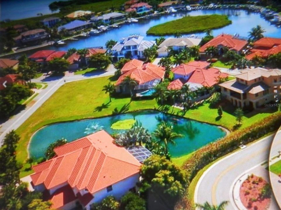 Vendido Recientemente: $396,000 (0.37 acres)