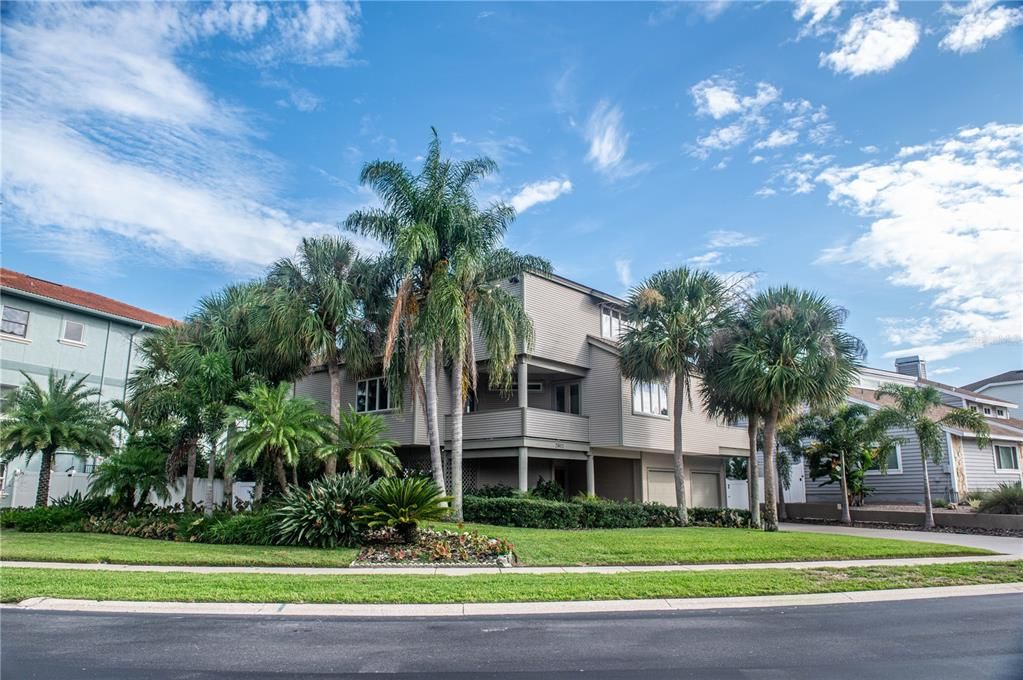 Recently Sold: $1,699,000 (5 beds, 4 baths, 3082 Square Feet)