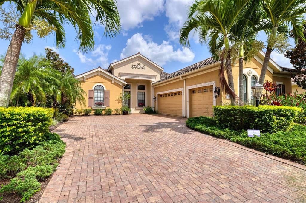 Recently Sold: $845,000 (3 beds, 3 baths, 2631 Square Feet)