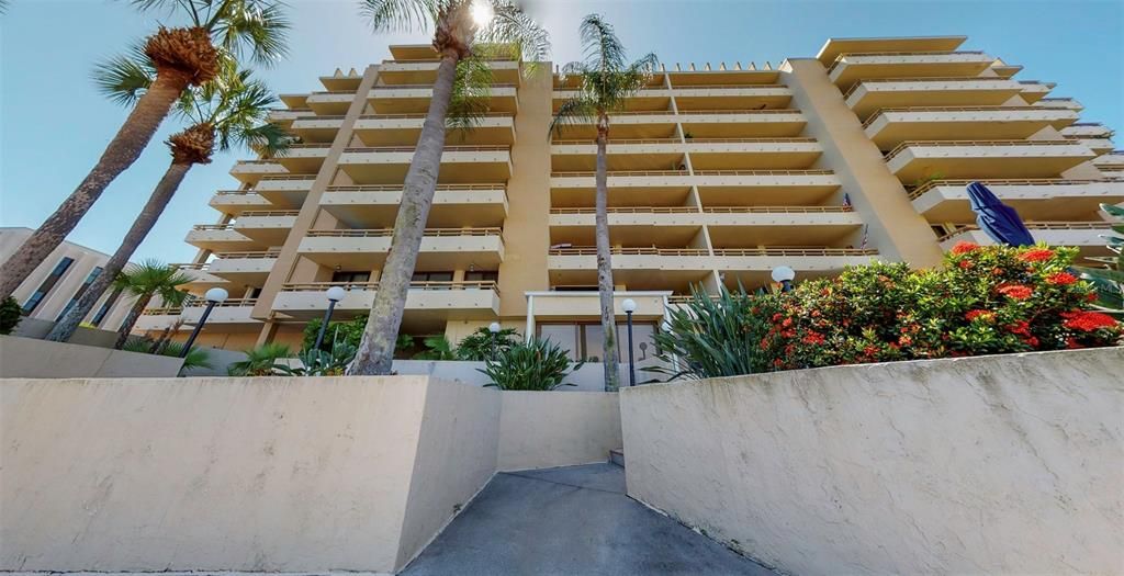 Recently Sold: $327,000 (1 beds, 1 baths, 918 Square Feet)
