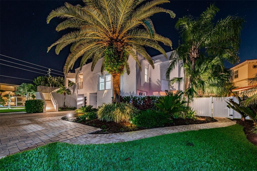 Recently Sold: $2,399,000 (4 beds, 3 baths, 4393 Square Feet)
