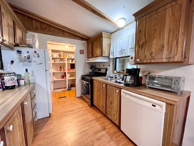 Recently Sold: $129,900 (2 beds, 2 baths, 1266 Square Feet)