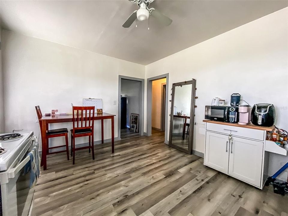 Recently Rented: $1,050 (2 beds, 1 baths, 972 Square Feet)