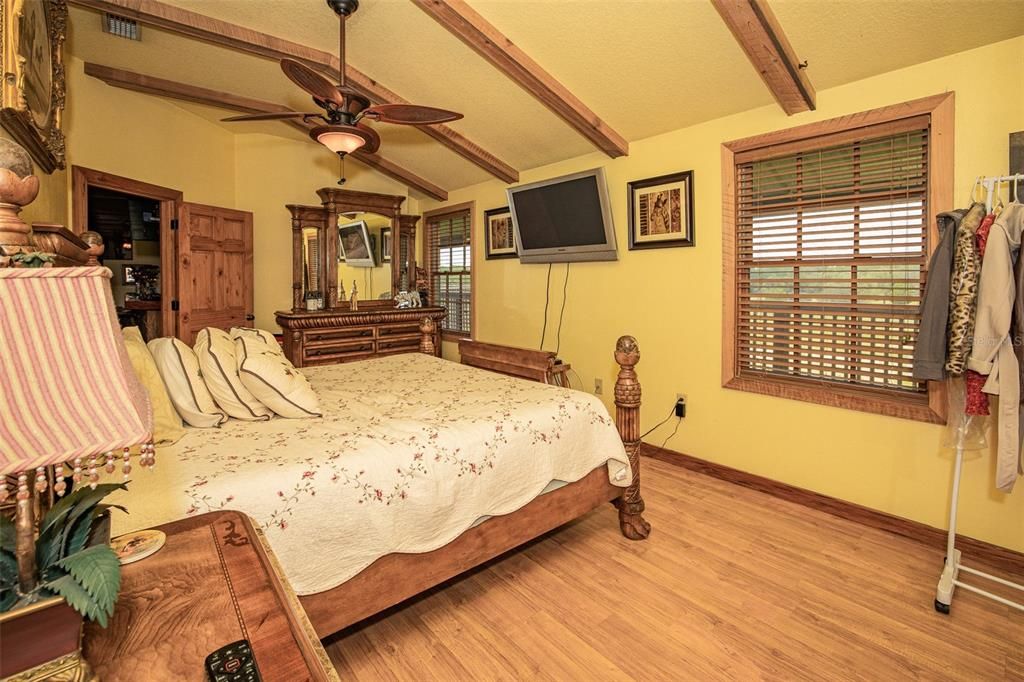 Recently Sold: $1,100,000 (2 beds, 2 baths, 1800 Square Feet)