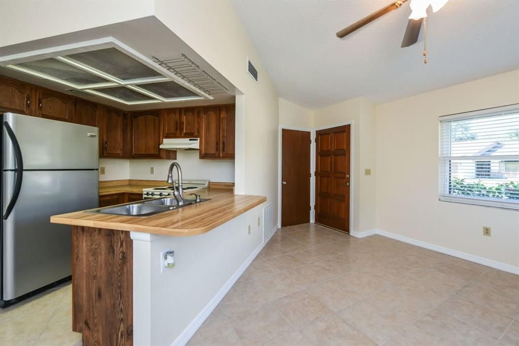 Recently Rented: $1,525 (2 beds, 1 baths, 722 Square Feet)